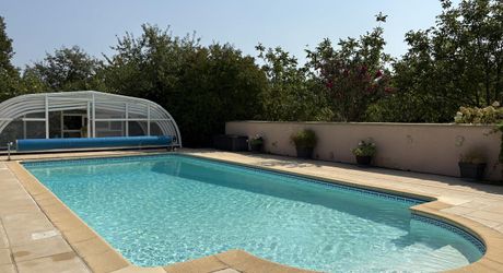 En Périgord Noir, propriété de caractère en pierre au calme avec jolie vue, comprenant maison principale, maison d’amis et piscine.