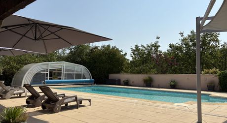 En Périgord Noir, propriété de caractère en pierre au calme avec jolie vue, comprenant maison principale, maison d’amis et piscine.