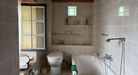 En Périgord Noir, dans un joli petit village, jolie maison de caractère avec cour.