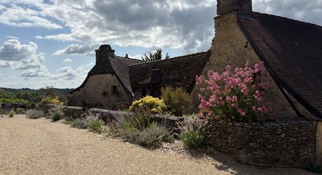 En Périgord Noir, dans un joli petit village, jolie maison de caractère avec cour.
