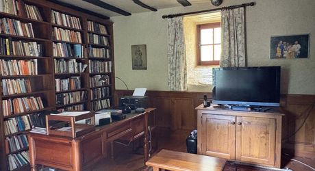 En Périgord Noir, dans un joli petit village, jolie maison de caractère avec cour.