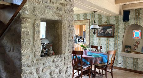 En Périgord Noir, dans un joli petit village, jolie maison de caractère avec cour.