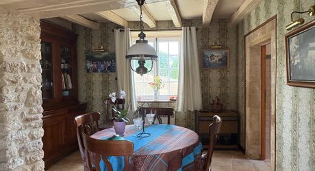 En Périgord Noir, dans un joli petit village, jolie maison de caractère avec cour.