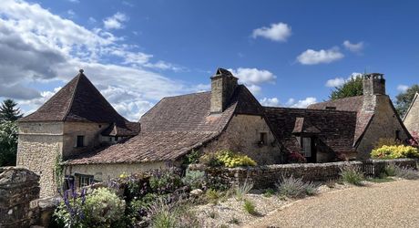 En Périgord Noir, dans un joli petit village, jolie maison de caractère avec cour.