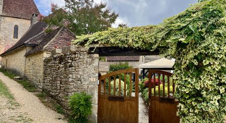 En Périgord Noir, dans un joli petit village, jolie maison de caractère avec cour.