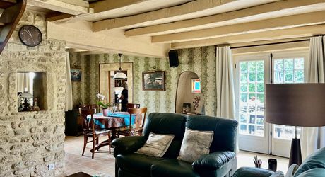 En Périgord Noir, dans un joli petit village, jolie maison de caractère avec cour.