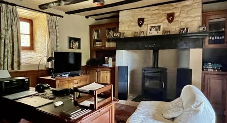 En Périgord Noir, dans un joli petit village, jolie maison de caractère avec cour.