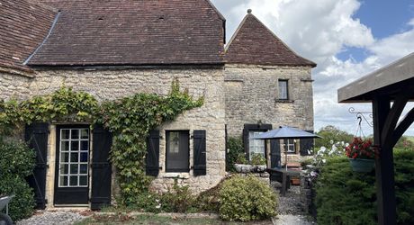 En Périgord Noir, dans un joli petit village, jolie maison de caractère avec cour.