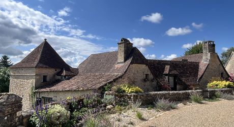 In Périgord Noir, in a pretty little village, a charming character house with a courtyard.
