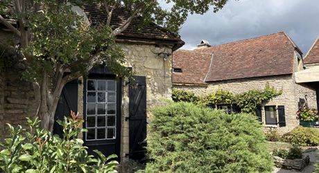 En Périgord Noir, dans un joli petit village, jolie maison de caractère avec cour.