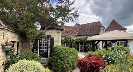 In Périgord Noir, in a pretty little village, a charming character house with a courtyard.