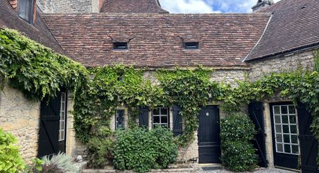 In Périgord Noir, in a pretty little village, a charming character house with a courtyard.