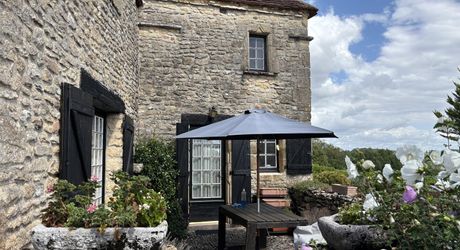 En Périgord Noir, dans un joli petit village, jolie maison de caractère avec cour.