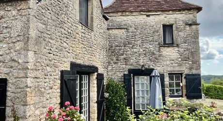 In Périgord Noir, in a pretty little village, a charming character house with a courtyard.