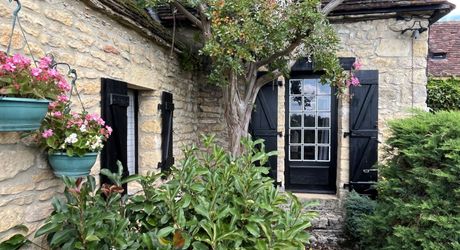 In Périgord Noir, in a pretty little village, a charming character house with a courtyard.