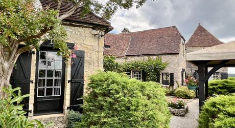 In Périgord Noir, in a pretty little village, a charming character house with a courtyard.