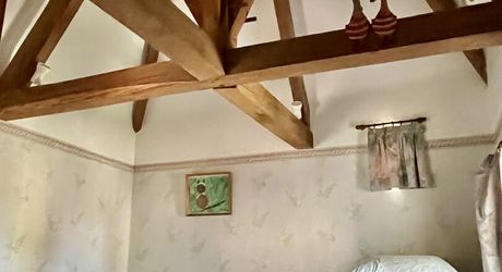 En Périgord Noir, dans un joli petit village, jolie maison de caractère avec cour.
