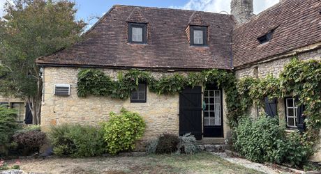 En Périgord Noir, dans un joli petit village, jolie maison de caractère avec cour.