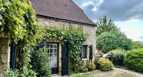 In Périgord Noir, in a pretty little village, a charming character house with a courtyard.