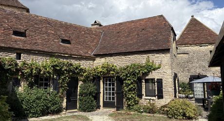 En Périgord Noir, dans un joli petit village, jolie maison de caractère avec cour.