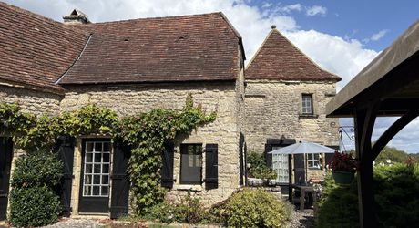 En Périgord Noir, dans un joli petit village, jolie maison de caractère avec cour.