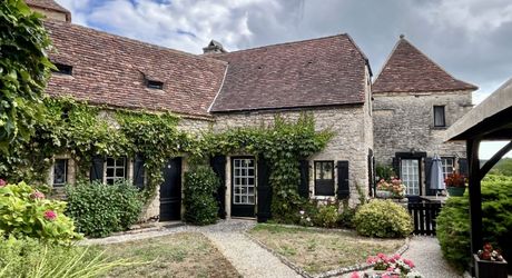 In Périgord Noir, in a pretty little village, a charming character house with a courtyard.