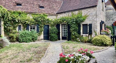 In Périgord Noir, in a pretty little village, a charming character house with a courtyard.