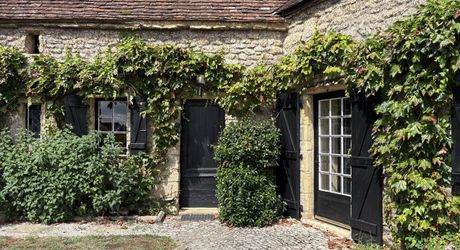 En Périgord Noir, dans un joli petit village, jolie maison de caractère avec cour.