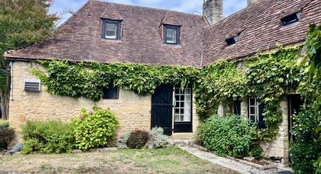 In Périgord Noir, in a pretty little village, a charming character house with a courtyard.