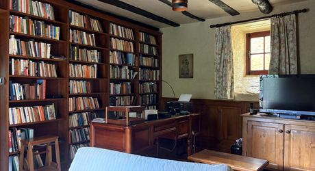 En Périgord Noir, dans un joli petit village, jolie maison de caractère avec cour.