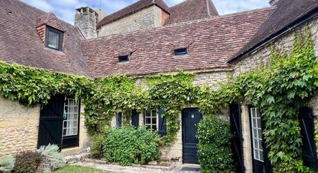 En Périgord Noir, dans un joli petit village, jolie maison de caractère avec cour.