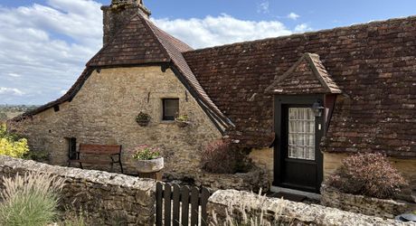 En Périgord Noir, dans un joli petit village, jolie maison de caractère avec cour.