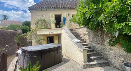 Sur les hauteurs de Montignac-Lascaux, maison ancienne avec gîte, garage et piscine sur 1500 m² de terrain. Jardin plein de charme et vue exceptionnelle sur le village!
