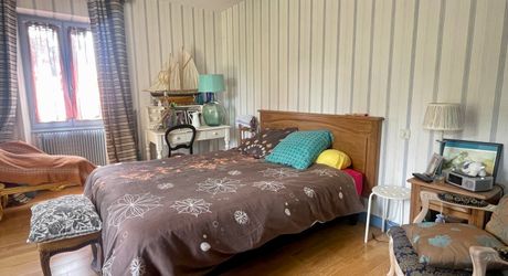 Sur les hauteurs de Montignac-Lascaux, maison ancienne avec gîte, garage et piscine sur 1500 m² de terrain. Jardin plein de charme et vue exceptionnelle sur le village!