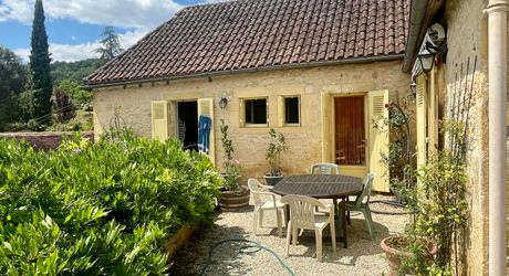 Sur les hauteurs de Montignac-Lascaux, maison ancienne avec gîte, garage et piscine sur 1500 m² de terrain. Jardin plein de charme et vue exceptionnelle sur le village!