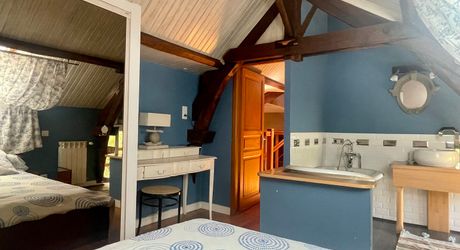 Sur les hauteurs de Montignac-Lascaux, maison ancienne avec gîte, garage et piscine sur 1500 m² de terrain. Jardin plein de charme et vue exceptionnelle sur le village!