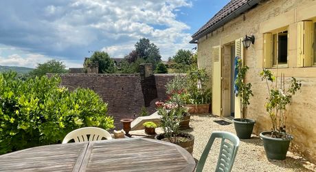 Sur les hauteurs de Montignac-Lascaux, maison ancienne avec gîte, garage et piscine sur 1500 m² de terrain. Jardin plein de charme et vue exceptionnelle sur le village!