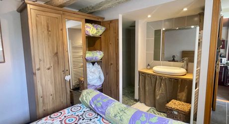 Sur les hauteurs de Montignac-Lascaux, maison ancienne avec gîte, garage et piscine sur 1500 m² de terrain. Jardin plein de charme et vue exceptionnelle sur le village!