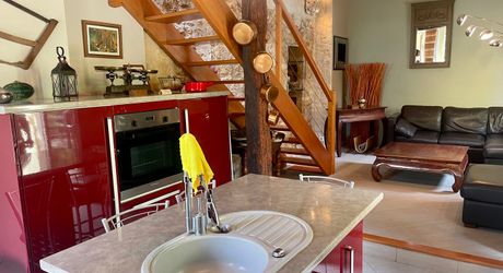 Sur les hauteurs de Montignac-Lascaux, maison ancienne avec gîte, garage et piscine sur 1500 m² de terrain. Jardin plein de charme et vue exceptionnelle sur le village!