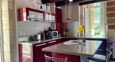 Sur les hauteurs de Montignac-Lascaux, maison ancienne avec gîte, garage et piscine sur 1500 m² de terrain. Jardin plein de charme et vue exceptionnelle sur le village!