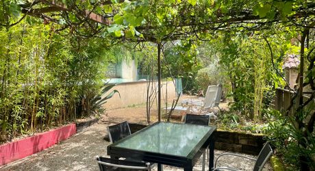 Sur les hauteurs de Montignac-Lascaux, maison ancienne avec gîte, garage et piscine sur 1500 m² de terrain. Jardin plein de charme et vue exceptionnelle sur le village!