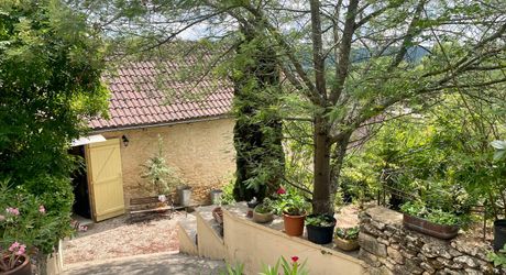 Sur les hauteurs de Montignac-Lascaux, maison ancienne avec gîte, garage et piscine sur 1500 m² de terrain. Jardin plein de charme et vue exceptionnelle sur le village!