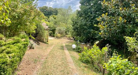 Sur les hauteurs de Montignac-Lascaux, maison ancienne avec gîte, garage et piscine sur 1500 m² de terrain. Jardin plein de charme et vue exceptionnelle sur le village!