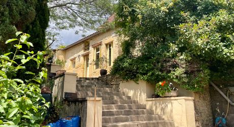 Sur les hauteurs de Montignac-Lascaux, maison ancienne avec gîte, garage et piscine sur 1500 m² de terrain. Jardin plein de charme et vue exceptionnelle sur le village!