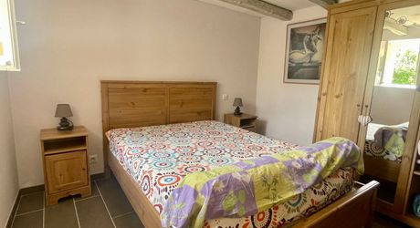 Sur les hauteurs de Montignac-Lascaux, maison ancienne avec gîte, garage et piscine sur 1500 m² de terrain. Jardin plein de charme et vue exceptionnelle sur le village!