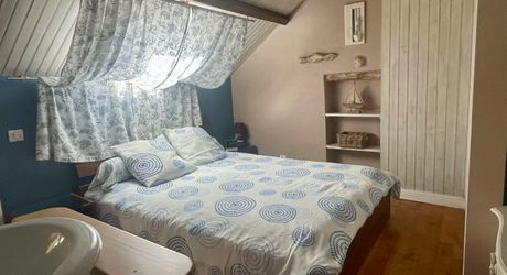 Sur les hauteurs de Montignac-Lascaux, maison ancienne avec gîte, garage et piscine sur 1500 m² de terrain. Jardin plein de charme et vue exceptionnelle sur le village!