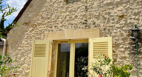 Sur les hauteurs de Montignac-Lascaux, maison ancienne avec gîte, garage et piscine sur 1500 m² de terrain. Jardin plein de charme et vue exceptionnelle sur le village!