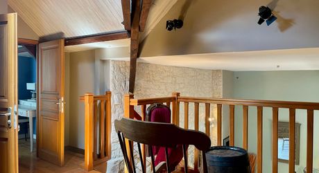 Sur les hauteurs de Montignac-Lascaux, maison ancienne avec gîte, garage et piscine sur 1500 m² de terrain. Jardin plein de charme et vue exceptionnelle sur le village!