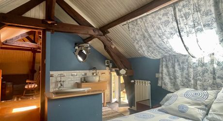 Sur les hauteurs de Montignac-Lascaux, maison ancienne avec gîte, garage et piscine sur 1500 m² de terrain. Jardin plein de charme et vue exceptionnelle sur le village!