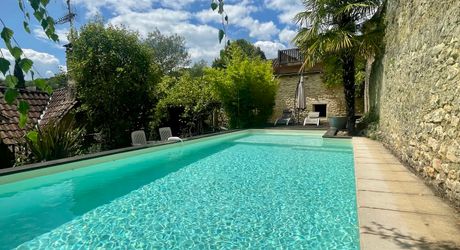 Sur les hauteurs de Montignac-Lascaux, maison ancienne avec gîte, garage et piscine sur 1500 m² de terrain. Jardin plein de charme et vue exceptionnelle sur le village!